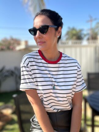 Camiseta Isa - Off gola vermelha