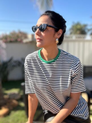 Camiseta Isa - Preta gola verde
