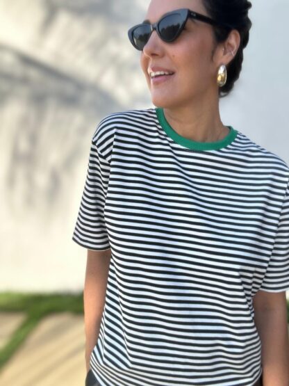 Camiseta Isa - Preta gola verde - Imagem 3