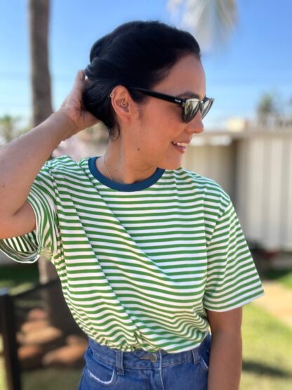 Camiseta Isa - Verde gola azul petróleo - Imagem 4