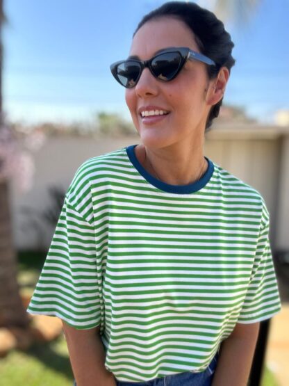 Camiseta Isa - Verde gola azul petróleo - Imagem 2