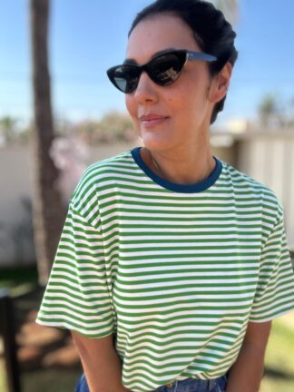 Camiseta Isa - Verde gola azul petróleo